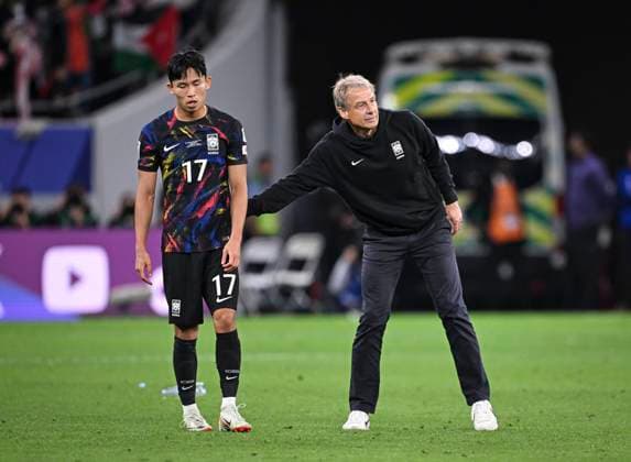 FOOTBALL AFC Asian Cup semi-final in Doha Jordan South Korea 06 02 2024 Disappointment South Korea Jeong Woo Yeong left and coach South Korea Juergen Klinsmann right, Germany