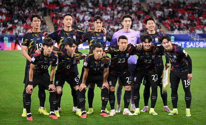 FOOTBALL AFC Asian Cup semi-final in Doha Jordan South Korea 06 02 2024 Team picture South Korea Kim Young Gwon, Jung Seung Hyun, Park Yong Woo, goalkeeper Jo Hyeon Woo Son Heung Min back from left Jae Sung Lee, Hwang In Beom , Hee Chan Hwang, Kim Tae Hwan, Seol Young Woo and Kee Kang In front from left