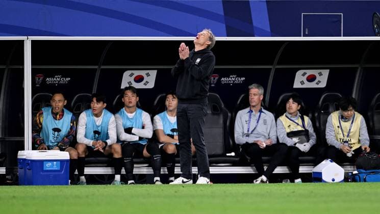 FOOTBALL AFC Asian Cup semi-final in Doha Jordan South Korea 06 02 2024 Coach South Korea, Juergen Klinsmann left, Germany prays