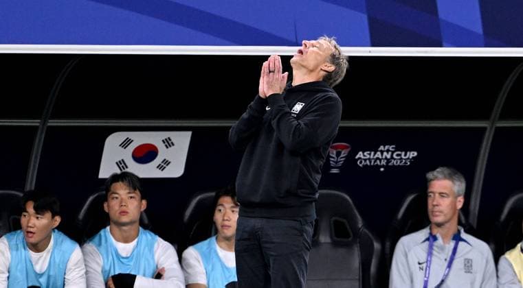 FOOTBALL AFC Asian Cup semi-final in Doha Jordan South Korea 06 02 2024 Coach South Korea, Juergen Klinsmann left, Germany prays