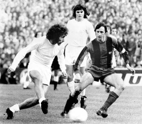 Onderwerp Subject: Real Madrid - FC Barcelona, Barca (1-0) Primera Division Reklame: Club Team Country: FC Barcelona Real Madrid Seizoen Season: 1975 1976 FOTO PHOTO: FC Barcelona s Johan CRUIJFF (R) in duel with Real Madrid s Paul BREITNER (L) Trefwoorden Keywords: 04 $10 MADRID ESP Content not available for redistribution in The Netherlands directly or indirectly through any third parties. Copyright: xBSRxAgencyx 75100105A005650 EDITORIAL USE ONLY