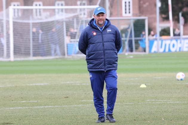 DEU, DFL, 2 FBL Hertha BSC, Training, 07 02 2024, Sportforum, Berlin, DEU, DFL, 2 FBL Hertha BSC, Training, im Bild Cheftrainer Pal Dardai Hertha BSC Berlin DFL regulations prohibit any use of Photographs as image sequences and or quasi video Foto Juergen Engler nordphoto GmbH nordphotoxGmbHx xEngler nph00076