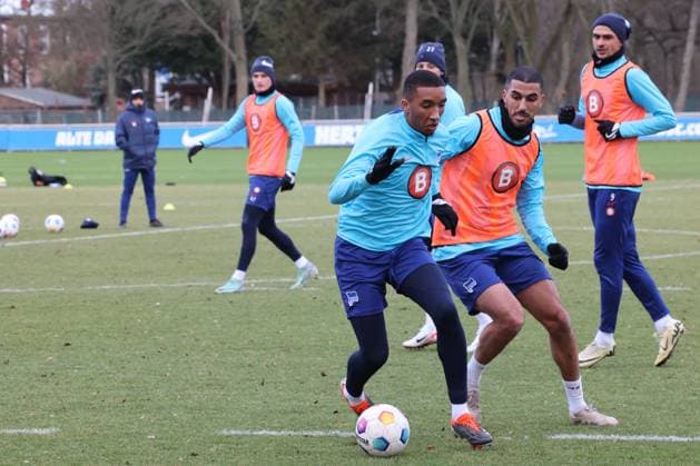 DEU, DFL, 2 FBL Hertha BSC, Training, 07 02 2024, Sportforum, Berlin, DEU, DFL, 2 FBL Hertha BSC, Training, im Bild Bradley Ibrahim Hertha BSC Berlin 23 , Aymen Barkok Hertha BSC Berlin 18 DFL regulations prohibit any use of Photographs as image sequences and or quasi video Foto Juergen Engler nordphoto GmbH nordphotoxGmbHx xEngler nph00076