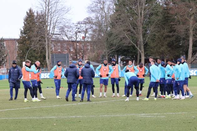 DEU, DFL, 2 FBL Hertha BSC, Training, 07 02 2024, Sportforum, Berlin, DEU, DFL, 2 FBL Hertha BSC, Training, im Bild Cheftrainer Pal Dardai Hertha BSC Berlin , Hertha Spielerkreis DFL regulations prohibit any use of Photographs as image sequences and or quasi video Foto Juergen Engler nordphoto GmbH nordphotoxGmbHx xEngler nph00076