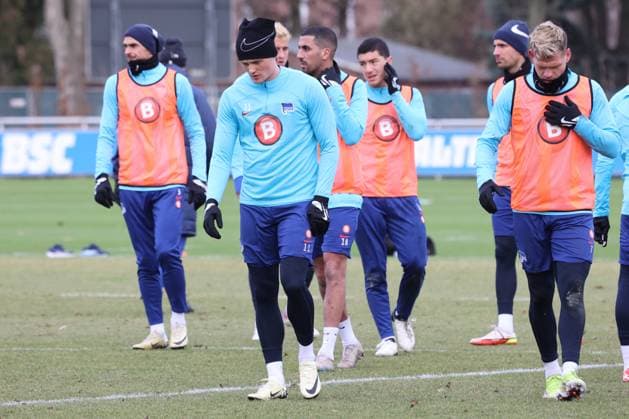 DEU, DFL, 2 FBL Hertha BSC, Training, 07 02 2024, Sportforum, Berlin, DEU, DFL, 2 FBL Hertha BSC, Training, im Bild Fabian Reese Hertha BSC Berlin 11 , Florian Niederlechner Hertha BSC Berlin 7 , Hertha Spielerkreis DFL regulations prohibit any use of Photographs as image sequences and or quasi video Foto Juergen Engler nordphoto GmbH nordphotoxGmbHx xEngler nph00076