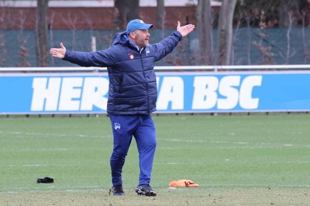 DEU, DFL, 2 FBL Hertha BSC, Training, 07 02 2024, Sportforum, Berlin, DEU, DFL, 2 FBL Hertha BSC, Training, im Bild Cheftrainer Pal Dardai Hertha BSC Berlin DFL regulations prohibit any use of Photographs as image sequences and or quasi video Foto Juergen Engler nordphoto GmbH nordphotoxGmbHx xEngler nph00076