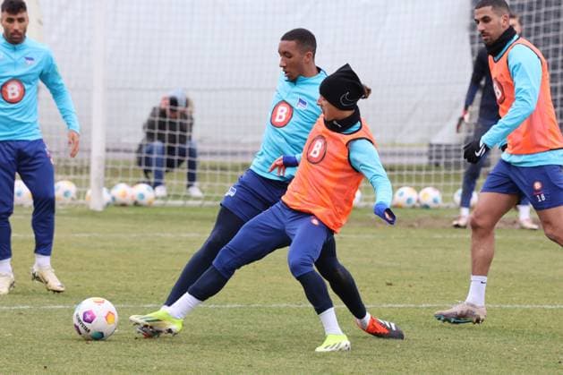DEU, DFL, 2 FBL Hertha BSC, Training, 07 02 2024, Sportforum, Berlin, DEU, DFL, 2 FBL Hertha BSC, Training, im Bild Bradley Ibrahim Hertha BSC Berlin 23 , Michal Karbownik Hertha BSC Berlin 6 DFL regulations prohibit any use of Photographs as image sequences and or quasi video Foto Juergen Engler nordphoto GmbH nordphotoxGmbHx xEngler nph00076