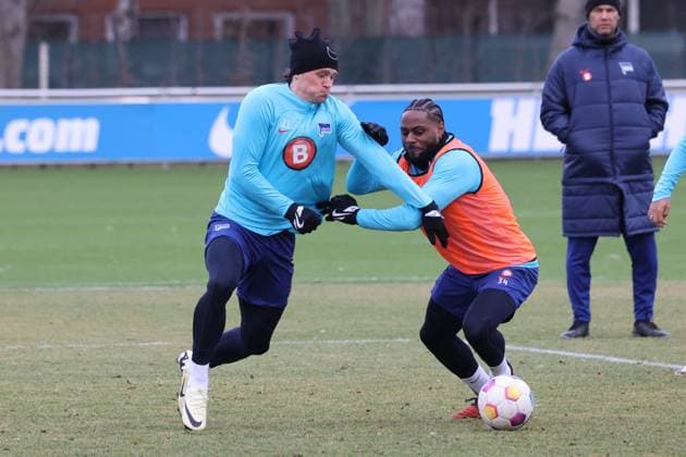 DEU, DFL, 2 FBL Hertha BSC, Training, 07 02 2024, Sportforum, Berlin, DEU, DFL, 2 FBL Hertha BSC, Training, in the picture Fabian Reese Hertha BSC Berlin 11 , Deyovaisio Zeefuik Hertha BSC Berlin 34 DFL regulations prohibit any use of Photographs as image sequences and or quasi video Foto Juergen Engler nordphoto GmbH nordphotoxGmbHx xEngler nph00076