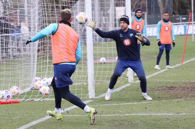 DEU, DFL, 2 FBL Hertha BSC, Training, 07 02 2024, Sportforum, Berlin, DEU, DFL, 2 FBL Hertha BSC, Training, in the picture Florian Niederlechner Hertha BSC Berlin 7 , Marius Gersbeck Hertha BSC Berlin 35 DFL regulations prohibit any use of Photographs as image sequences and or quasi video Foto Juergen Engler nordphoto GmbH nordphotoxGmbHx xEngler nph00076
