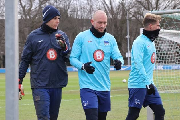 DEU, DFL, 2 FBL Hertha BSC, Training, 07 02 2024, Sportforum, Berlin, DEU, DFL, 2 FBL Hertha BSC, Training, im Bild Tjark Ernst Hertha BSC Berlin 12 , Toni Leistner Hertha BSC Berlin 37 , Florian Niederlechner Hertha BSC Berlin 7 DFL regulations prohibit any use of Photographs as image sequences and or quasi video Foto Juergen Engler nordphoto GmbH nordphotoxGmbHx xEngler nph00076