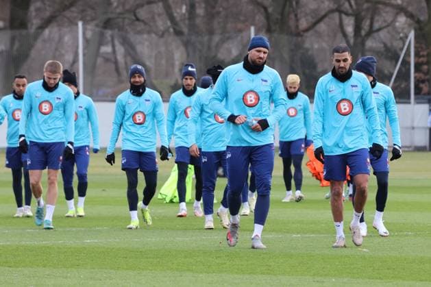 DEU, DFL, 2 FBL Hertha BSC, Training, 07 02 2024, Sportforum, Berlin, DEU, DFL, 2 FBL Hertha BSC, Training, im Bild Hertha Spielerkreis, Aymen Barkok Hertha BSC Berlin 18 , Philip Sprint Hertha BSC Berlin 99 DFL regulations prohibit any use of Photographs as image sequences and or quasi video Foto Juergen Engler nordphoto GmbH nordphotoxGmbHx xEngler nph00076
