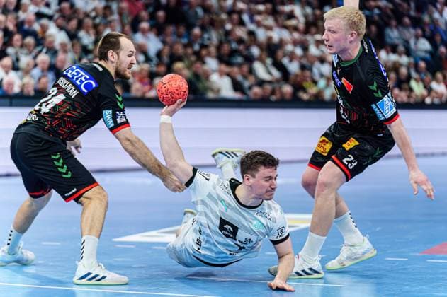 Bilder des Jahres 2024, Sport 02 Feburar Sport Themen der Woche KW06 Sport Bilder des Tages Wurf Tor Elias Ellefsen a Skipagotu (THW Kiel, 71), Chrstian O Sullivan (SC Magdeburg, 24), Magnus Saugstrup (SC Magdeburg, 23) GER, THW Kiel vs. SC Magdeburg, Handball, Bundesliga, Spieltag 21, Saison 2023 2024, 07.02.2024 GER, THW Kiel vs. SC Magdeburg, Handball, Bundesliga, Spieltag 21, Saison 2023 2024, 07.02.2024 Kiel *** Throw Goal Elias Ellefsen a Skipagotu THW Kiel, 71 , Chrstian O Sullivan SC Magdeburg, 24 , Magnus Saugstrup SC Magdeburg, 23 GER, THW Kiel vs SC Magdeburg, Handball, Bundesliga, Matchday 21, Season 2023 2024, 07 02 2024 GER, THW Kiel vs SC Magdeburg, Handball, Bundesliga, Matchday 21, Season 2023 2024, 07 02 2024 Kiel Copyright: xEibnerxPressefoto MarcelxvonxFehrnx EP_MFN