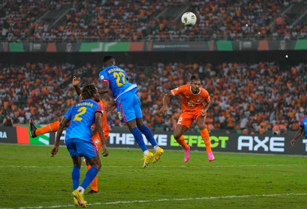 Bilder des Jahres 2024, Sport 02 Feburar February 07 2024: Sebastien Romain Teddy Haller (Ivory Coast) heads during a African Cup of Nations - Semifinal game, Ivory Coast vs DR Congo, at Alassane Ouattara Stadium, Abidjan, Ivory Coast. CSM Abidjan Ivory Coast - ZUMAc04_ 20240207_zma_c04_011 Copyright: xKimxPricex