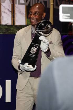 NFL, American Football Herren, USA Football 2024: Super Bowl LVIII - Experience Preview FEB 07 February 07, 2024: NFL Hall of Fame member Jerry Rice holds the Vince Lombardi Trophy before presenting it to fans attending the Super Bowl Experience taking place from Wednesday, February 7 - Saturday, February 10 at the Mandalay Bay Convention Center in Las Vegas, NV. Christopher Trim CSM. (Credit Image: Â Christopher Trim Cal Media) Las Vegas Nevada United States of America EDITORIAL USE ONLY Copyright: xx ZUMA-20240207_zma_c04_081.jpg ChristopherxTrimx csmphotothree231317