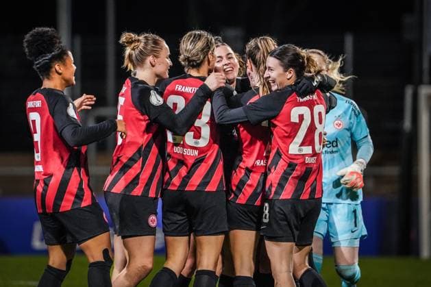 Sport Themen der Woche KW06 Sport Bilder des Tages Fußball: Eintracht Frankfurt - SC Freiburg - DFB-Pokal Frauen 2023 2024 - Achtelfinale Stadion Am Brentanobad (Frankfurt): Torjubel bei Frankfurt nach dem 2:0 durch Verena Hanshaw (Eintracht Frankfurt, 18) *** Soccer Eintracht Frankfurt SC Freiburg DFB Pokal Women 2023 2024 Round of 16 Stadion Am Brentanobad Frankfurt Goal celebration at Frankfurt after the 2 0 by Verena Hanshaw Eintracht Frankfurt, 18 Copyright: xJöranxSteinsiekx