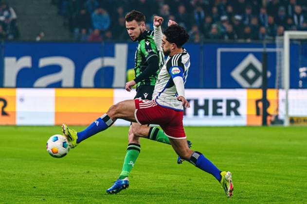 Louis Schaub Hannover 96, 11 , Immanuel Pherai Hamburger SV, 10 GER, Hamburger SV vs Hannover 96, Football, 2 Bundesliga, Matchday 21, Season 2023 2024, 09 02 2024 DFL REGULATIONS PROHIBIT ANY USE OF PHOTOGRAPHS AS IMAGE SEQUENCES AND OR QUASI VIDEO GER, Hamburger SV vs Hannover 96, Football, 2 Bundesliga, Matchday 21, Season 2023 2024, 09 02 2024 Hamburg Copyright: xEibner-Pressefoto MarcelxvonxFehrnx EP_MFN