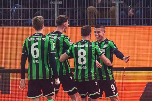Goal celebration Hannover 96 after goal to 0 1 Nicolo Tresoldi Hannover 96, 09 GER, Hamburger SV vs Hannover 96, Football, 2 Bundesliga, Matchday 21, Season 2023 2024, 09 02 2024 DFL REGULATIONS PROHIBIT ANY USE OF PHOTOGRAPHS AS IMAGE SEQUENCES AND OR QUASI VIDEO GER, Hamburger SV vs Hannover 96, Football, 2 Bundesliga, Matchday 21, Season 2023 2024, 09 02 2024 Hamburg Copyright: xEibner-Pressefoto MarcelxvonxFehrnx EP_MFN