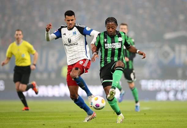 09 02 2024, Soccer 2 Bundesliga 2023 2024, Matchday 21, Hamburger SV Hannover 96 , at Volksparkstadion Hamburg L R Robert Glatzel Hamburg vs Bright Arrey Mbi Hannover DFL and DFB regulations prohibit any use of photographs as image sequences and or quasi video