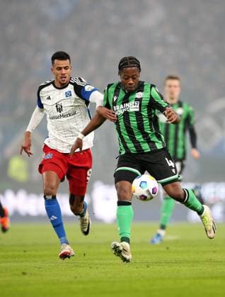 09 02 2024, Soccer 2 Bundesliga 2023 2024, Matchday 21, Hamburger SV Hannover 96 , at Volksparkstadion Hamburg L R Robert Glatzel Hamburg vs Bright Arrey Mbi Hannover DFL and DFB regulations prohibit any use of photographs as image sequences and or quasi video