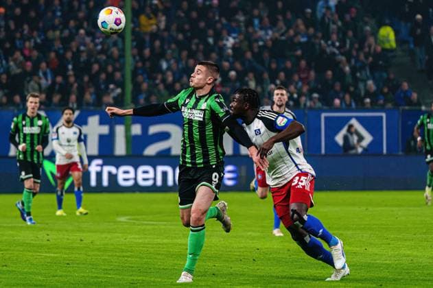 Nicolo Tresoldi Hannover 96, 09 , Stephan Ambrosius Hamburger SV, 35 GER, Hamburger SV vs Hannover 96, Football, 2 Bundesliga, Matchday 21, Season 2023 2024, 09 02 2024 DFL REGULATIONS PROHIBIT ANY USE OF PHOTOGRAPHS AS IMAGE SEQUENCES AND OR QUASI VIDEO GER, Hamburger SV vs Hannover 96, Football, 2 Bundesliga, Matchday 21, Season 2023 2024, 09 02 2024 Hamburg Copyright: xEibner-Pressefoto MarcelxvonxFehrnx EP_MFN