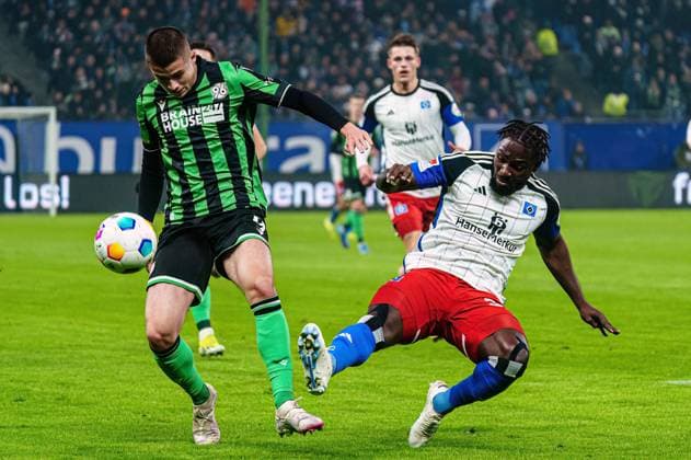 Nicolo Tresoldi Hannover 96, 09 , Stephan Ambrosius Hamburger SV, 35 GER, Hamburger SV vs Hannover 96, Football, 2 Bundesliga, Matchday 21, Season 2023 2024, 09 02 2024 DFL REGULATIONS PROHIBIT ANY USE OF PHOTOGRAPHS AS IMAGE SEQUENCES AND OR QUASI VIDEO GER, Hamburger SV vs Hannover 96, Football, 2 Bundesliga, Matchday 21, Season 2023 2024, 09 02 2024 Hamburg Copyright: xEibner-Pressefoto MarcelxvonxFehrnx EP_MFN