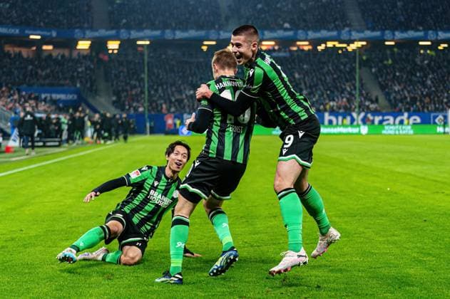 Goal celebration Hannover 96 after goal to 0 2 Sebastian Ernst Hannover 96, 10 GER, Hamburger SV vs Hannover 96, Football, 2 Bundesliga, Matchday 21, Season 2023 2024, 09 02 2024 DFL REGULATIONS PROHIBIT ANY USE OF PHOTOGRAPHS AS IMAGE SEQUENCES AND OR QUASI VIDEO GER, Hamburger SV vs Hannover 96, Football, 2 Bundesliga, Matchday 21, Season 2023 2024, 09 02 2024 Hamburg Copyright: xEibner-Pressefoto MarcelxvonxFehrnx EP_MFN
