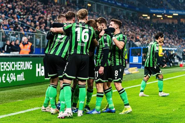 Goal celebration Hannover 96 after goal to 0 2 Sebastian Ernst Hannover 96, 10 GER, Hamburger SV vs Hannover 96, Football, 2 Bundesliga, Matchday 21, Season 2023 2024, 09 02 2024 DFL REGULATIONS PROHIBIT ANY USE OF PHOTOGRAPHS AS IMAGE SEQUENCES AND OR QUASI VIDEO GER, Hamburger SV vs Hannover 96, Football, 2 Bundesliga, Matchday 21, Season 2023 2024, 09 02 2024 Hamburg Copyright: xEibner-Pressefoto MarcelxvonxFehrnx EP_MFN