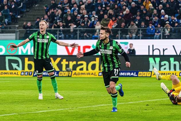 Goal celebration after goal to 1 3 Louis Schaub Hannover 96, 11 GER, Hamburger SV vs Hannover 96, Football, 2 Bundesliga, Matchday 21, Season 2023 2024, 09 02 2024 DFL REGULATIONS PROHIBIT ANY USE OF PHOTOGRAPHS AS IMAGE SEQUENCES AND OR QUASI VIDEO GER, Hamburger SV vs Hannover 96, Football, 2 Bundesliga, Matchday 21, Season 2023 2024, 09 02 2024 Hamburg Copyright: xEibner-Pressefoto MarcelxvonxFehrnx EP_MFN
