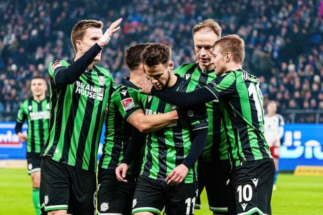 Goal celebration Hannover 96 after goal to 1 3 Louis Schaub Hannover 96, 11 GER, Hamburger SV vs Hannover 96, Football, 2 Bundesliga, Matchday 21, Season 2023 2024, 09 02 2024 DFL REGULATIONS PROHIBIT ANY USE OF PHOTOGRAPHS AS IMAGE SEQUENCES AND OR QUASI VIDEO GER, Hamburger SV vs Hannover 96, Football, 2 Bundesliga, Matchday 21, Season 2023 2024, 09 02 2024 Hamburg Copyright: xEibner-Pressefoto MarcelxvonxFehrnx EP_MFN