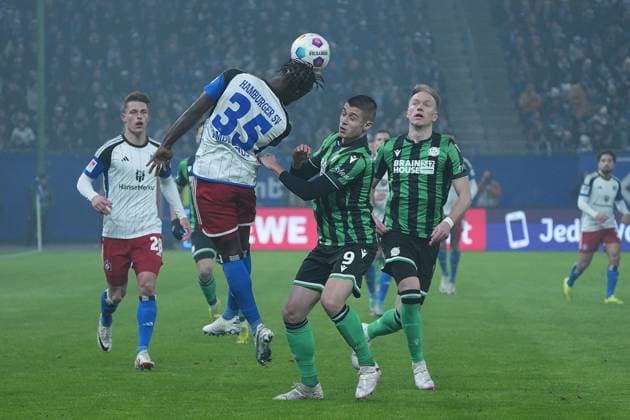 Soccer I Men I Season 2023 2024 I 2 Bundesliga I 21 Matchday I Hamburg SV Hannover 96 I 09 02 2024 Header duel between Stephan Ambrosius 35, Hamburger SV and Nicolo Tresoldi 9, Hannover 96 Hamburg Volksparkstadion Hamburg Germany Copyright: xLobeca DanielxHaasex