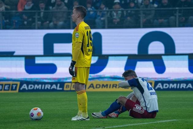 Soccer I Men I Season 2023 2024 I 2 Bundesliga I 21 Matchday I Hamburg SV Hannover 96 I 09 02 2024 Depressed mood at Matheo Raab 19, Hamburger SV and Miro Muheim 28, Hamburger SV Hamburg Volksparkstadion Hamburg Germany Copyright: xLobeca DanielxHaasex
