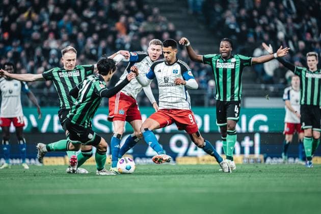 Soccer Men Season 2023 2024 2 Soccer Bundesliga 21 Matchday Hamburger SV vs Hannover 96 09 02 2024 Chaos in the penalty area of Hannover, Robert Glatzel 9, HSV on the ball Hamburg Volksparkstadion Hamburg Germany