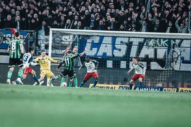 Soccer Men Season 2023 2024 2 Soccer Bundesliga 21 Matchday Hamburger SV vs Hannover 96 09 02 2024 Louis Schaub 11, Hannover 96 shoots at the HSV goal and scores Hamburg Volksparkstadion Hamburg Germany