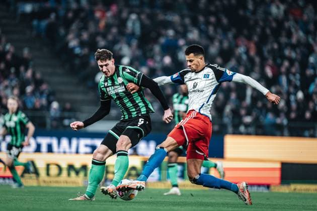 Soccer Men Season 2023 2024 2 Soccer Bundesliga 21 Matchday Hamburger SV vs Hannover 96 09 02 2024 Robert Glatzel 9, HSV is prevented from shooting by Phil Neumann 5, Hannover 96 Hamburg Volksparkstadion Hamburg Germany