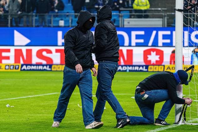 Protest action, DFL Protest Fans Ultras Hamburger SV GER, Hamburger SV vs Hannover 96, Football, 2 Bundesliga, Matchday 21, Season 2023 2024, 09 02 2024 DFL REGULATIONS PROHIBIT ANY USE OF PHOTOGRAPHS AS IMAGE SEQUENCES AND OR QUASI VIDEO GER, Hamburger SV vs Hannover 96, Football, 2 Bundesliga, Matchday 21, Season 2023 2024, 09 02 2024 Hamburg Copyright: xEibner-Pressefoto MarcelxvonxFehrnx EP_MFN