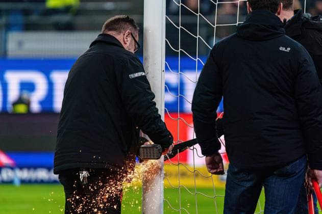 Protest action, DFL Protest Fans Ultras Hamburger SV GER, Hamburger SV vs Hannover 96, Football, 2 Bundesliga, Matchday 21, Season 2023 2024, 09 02 2024 DFL REGULATIONS PROHIBIT ANY USE OF PHOTOGRAPHS AS IMAGE SEQUENCES AND OR QUASI VIDEO GER, Hamburger SV vs Hannover 96, Football, 2 Bundesliga, Matchday 21, Season 2023 2024, 09 02 2024 Hamburg Copyright: xEibner-Pressefoto MarcelxvonxFehrnx EP_MFN