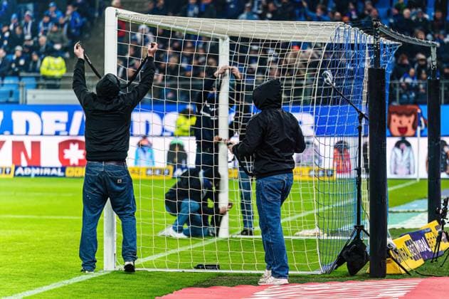 Protest action, DFL Protest Fans Ultras Hamburger SV GER, Hamburger SV vs Hannover 96, Football, 2 Bundesliga, Matchday 21, Season 2023 2024, 09 02 2024 DFL REGULATIONS PROHIBIT ANY USE OF PHOTOGRAPHS AS IMAGE SEQUENCES AND OR QUASI VIDEO GER, Hamburger SV vs Hannover 96, Football, 2 Bundesliga, Matchday 21, Season 2023 2024, 09 02 2024 Hamburg Copyright: xEibner-Pressefoto MarcelxvonxFehrnx EP_MFN