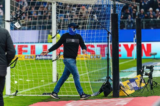 Protest action, DFL Protest Fans Ultras Hamburger SV GER, Hamburger SV vs Hannover 96, Football, 2 Bundesliga, Matchday 21, Season 2023 2024, 09 02 2024 DFL REGULATIONS PROHIBIT ANY USE OF PHOTOGRAPHS AS IMAGE SEQUENCES AND OR QUASI VIDEO GER, Hamburger SV vs Hannover 96, Football, 2 Bundesliga, Matchday 21, Season 2023 2024, 09 02 2024 Hamburg Copyright: xEibner-Pressefoto MarcelxvonxFehrnx EP_MFN