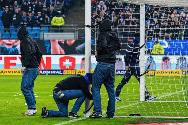 Protest action, DFL Protest Fans Ultras Hamburger SV GER, Hamburger SV vs Hannover 96, Football, 2 Bundesliga, Matchday 21, Season 2023 2024, 09 02 2024 DFL REGULATIONS PROHIBIT ANY USE OF PHOTOGRAPHS AS IMAGE SEQUENCES AND OR QUASI VIDEO GER, Hamburger SV vs Hannover 96, Football, 2 Bundesliga, Matchday 21, Season 2023 2024, 09 02 2024 Hamburg Copyright: xEibner-Pressefoto MarcelxvonxFehrnx EP_MFN
