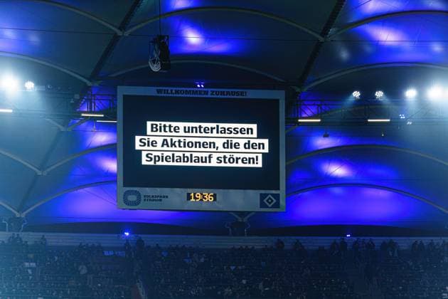 Protest action, DFL Protest Fans Ultras Hamburger SV GER, Hamburger SV vs Hannover 96, Football, 2 Bundesliga, Matchday 21, Season 2023 2024, 09 02 2024 DFL REGULATIONS PROHIBIT ANY USE OF PHOTOGRAPHS AS IMAGE SEQUENCES AND OR QUASI VIDEO GER, Hamburger SV vs Hannover 96, Football, 2 Bundesliga, Matchday 21, Season 2023 2024, 09 02 2024 Hamburg Copyright: xEibner-Pressefoto MarcelxvonxFehrnx EP_MFN