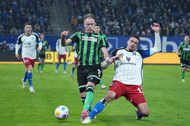 Soccer I Men I Season 2023 2024 I 2 Bundesliga I 21 Matchday I Hamburg SV Hannover 96 I 09 02 2024 Duel between Havard Nielsen 16, Hannover 96 and Guilherme Ramos 13, Hamburger SV Hamburg Volksparkstadion Hamburg Germany Copyright: xLobeca DanielxHaasex