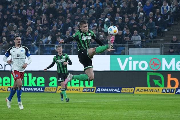 Soccer I Men I Season 2023 2024 I 2 Bundesliga I 21 Matchday I Hamburg SV Hannover 96 I 09 02 2024 With a lot of feeling Nicolo Tresoldi 9, Hannover 96 Hamburg Volksparkstadion Hamburg Germany Copyright: xLobeca DanielxHaasex