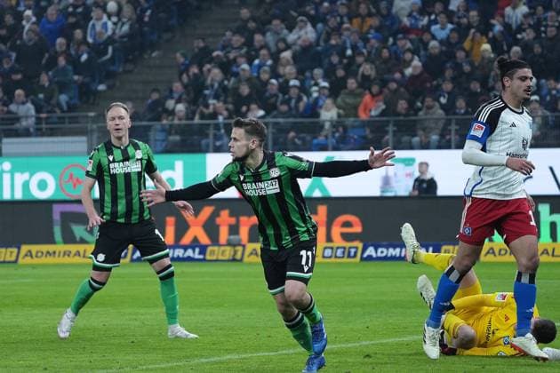Soccer I Men I Season 2023 2024 I 2 Bundesliga I 21 Matchday I Hamburg SV Hannover 96 I 09 02 2024 Goal by Louis Schaub 11, Hannover 96 Hamburg Volksparkstadion Hamburg Germany Copyright: xLobeca DanielxHaasex