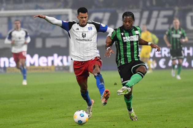 GER 2 FBL,, Hamburger SV vs Hannover 96 09 02 2024, Volksparkstadion, Hamburg, GER 2 FBL, Hamburger SV vs Hannover 96 in the picture Robert Glatzel Hamburg 09 tries to assert himself against Bright Akwo Arrey Mbi Hannover 04 nordphotoxGmbH xWitke nph00002