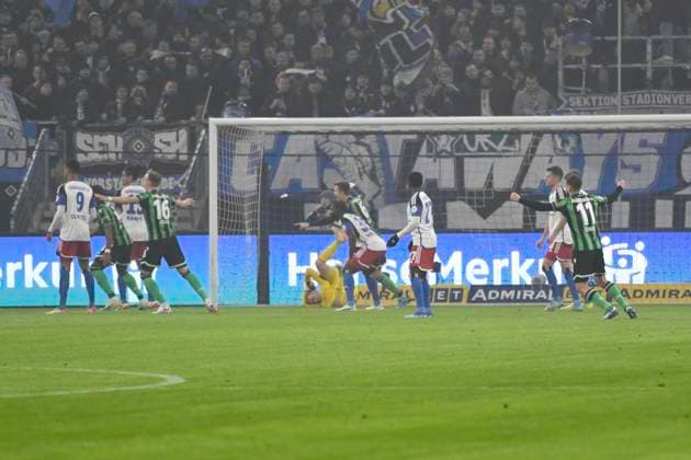 GER 2 FBL,, Hamburger SV vs Hannover 96 09 02 2024, Volksparkstadion, Hamburg, GER 2 FBL, Hamburger SV vs Hannover 96 in the picture Nicolo Tresoldi Hannover 09 shoots the 1 0 for Hannover past goalkeeper Matheo Raab Hamburg 19 nordphotoxGmbH xWitke nph00002