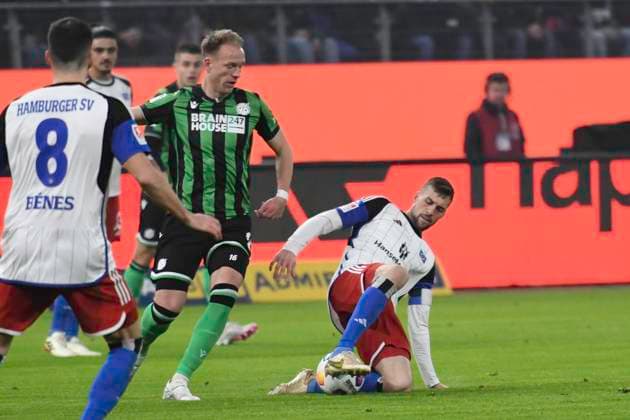 GER 2 FBL,, Hamburger SV vs Hannover 96 09 02 2024, Volksparkstadion, Hamburg, GER 2 FBL, Hamburger SV vs Hannover 96 in the picture Jonas Meffert Hamburg 23 tries to assert himself against Havard Nielsen Hannover 16 nordphotoxGmbH xWitke nph00002