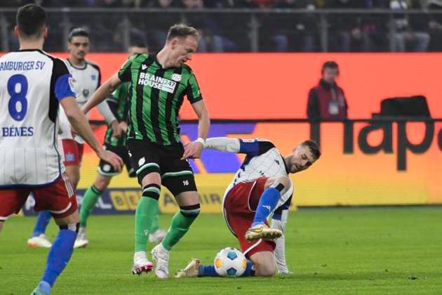 GER 2 FBL,, Hamburger SV vs Hannover 96 09 02 2024, Volksparkstadion, Hamburg, GER 2 FBL, Hamburger SV vs Hannover 96 in the picture Jonas Meffert Hamburg 23 tries to assert himself against Havard Nielsen Hannover 16 nordphotoxGmbH xWitke nph00002
