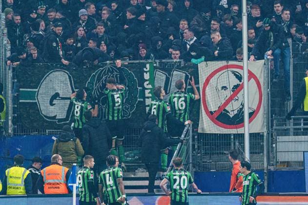 Players Hannover 96 discuss with fans Ultras Hannover 96 GER, Hamburger SV vs Hannover 96, Football, 2 Bundesliga, Matchday 21, Season 2023 2024, 09 02 2024 DFL REGULATIONS PROHIBIT ANY USE OF PHOTOGRAPHS AS IMAGE SEQUENCES AND OR QUASI VIDEO GER, Hamburger SV vs Hannover 96, Football, 2 Bundesliga, Matchday 21, Season 2023 2024, 09 02 2024 Hamburg Copyright: xEibner-Pressefoto MarcelxvonxFehrnx EP_MFN