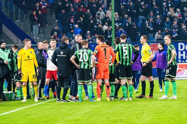 Interruption of match after DFL protests GER, Hamburger SV vs Hannover 96, Football, 2 Bundesliga, Matchday 21, Season 2023 2024, 09 02 2024 DFL REGULATES PROHIBIT ANY USE OF PHOTOGRAPHS AS IMAGE SEQUENCES AND OR QUASI VIDEO GER, Hamburger SV vs Hannover 96, Football, 2 Bundesliga, Matchday 21, Season 2023 2024, 09 02 2024 Hamburg Copyright: xEibner-Pressefoto MarcelxvonxFehrnx EP_MFN