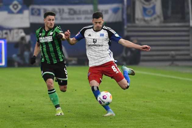 GER 2 FBL,, Hamburger SV vs Hannover 96 09 02 2024, Volksparkstadion, Hamburg, GER 2 FBL, Hamburger SV vs Hannover 96 in the picture Laszlo Benes Hamburg 08 tries to assert himself against Enzo Leopold Hannover 08 nordphotoxGmbH xWitke nph00002